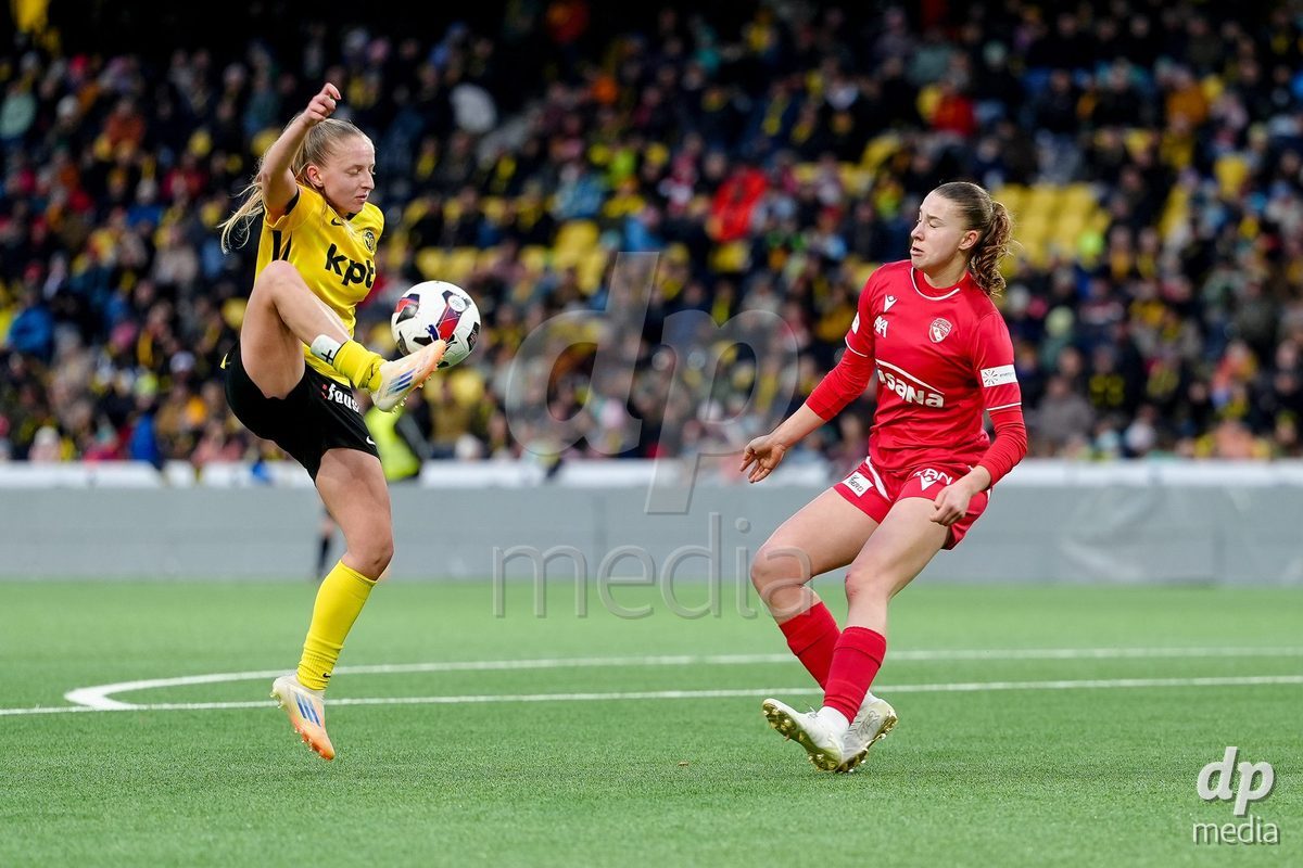 Schweiz: AXA Women's Super League 2025/26, BSC YB Frauen vs FC Thun - Stadion Wankdorf, Bern: Georgia Chalatsoglanni (22 YB Frauen) im Duell mit Lauriane Frei (31 Thun)