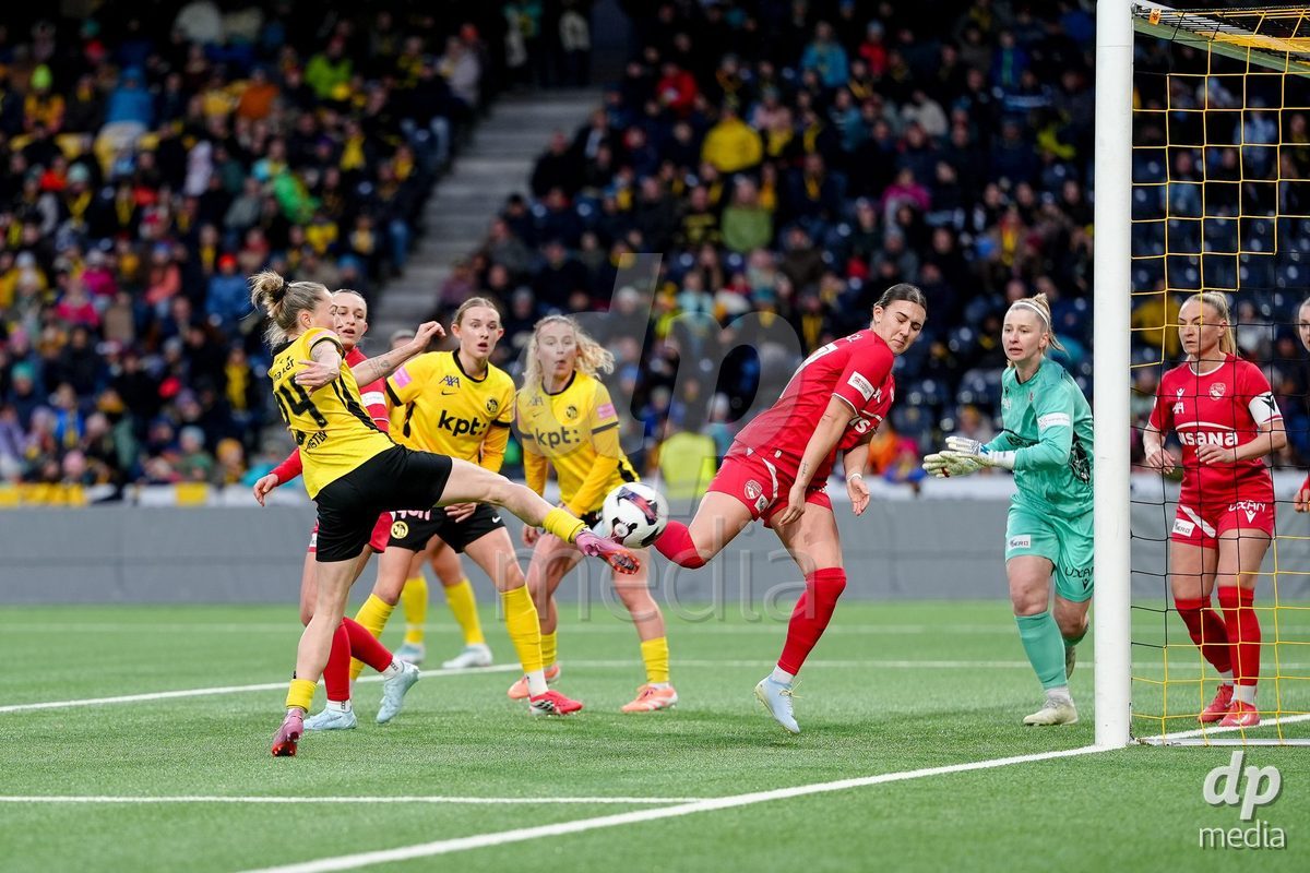 Schweiz: AXA Women's Super League 2025/26, BSC YB Frauen vs FC Thun - Stadion Wankdorf, Bern: Tor von Lisa Josten (24 YB Frauen) gegen Janine Teuscher (1 Thun), Jael Jost (77 Thun) und Shenia Schmid (61 Thun)