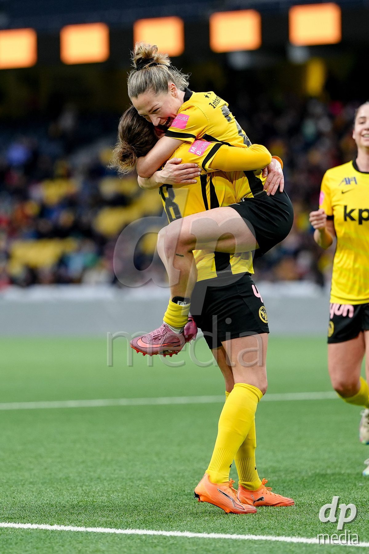 Schweiz: AXA Women's Super League 2025/26, BSC YB Frauen vs FC Thun - Stadion Wankdorf, Bern: Lisa Josten (24 YB Frauen) jubelt nach ihrem Tor mit Wibke Meister (18 YB Frauen)