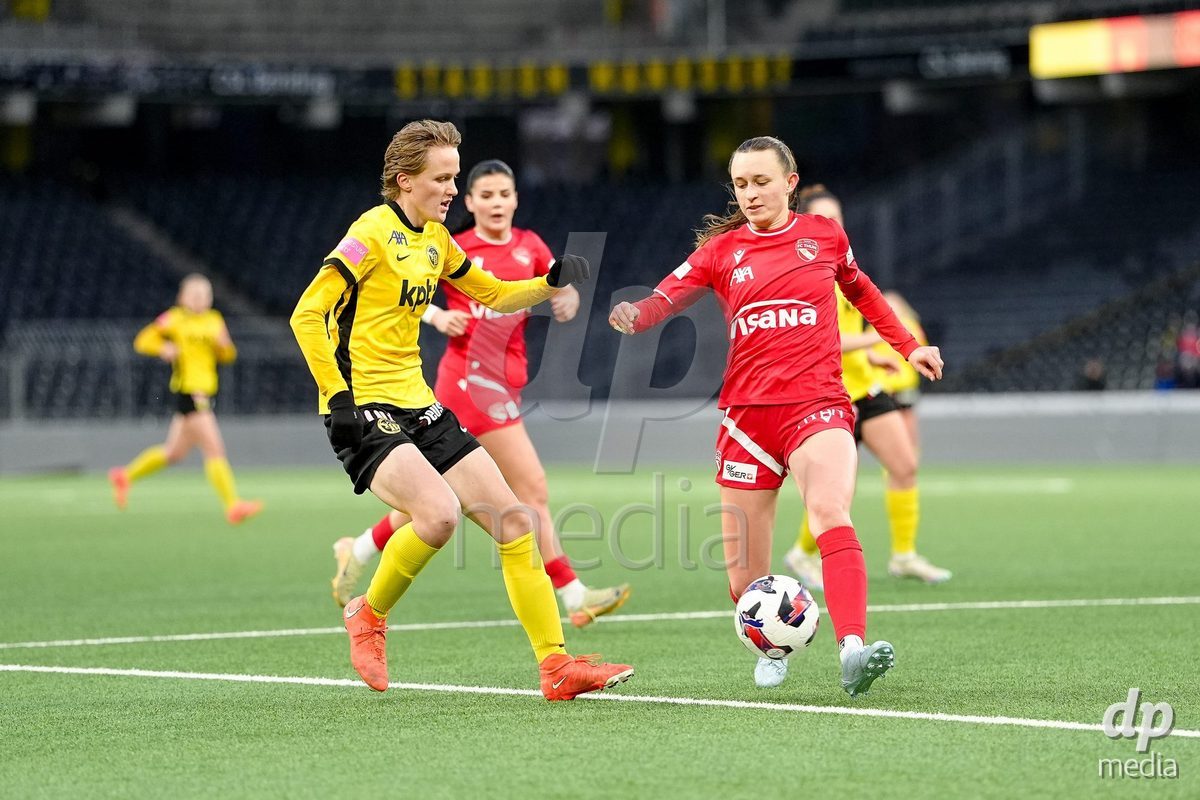 Schweiz: AXA Women's Super League 2025/26, BSC YB Frauen vs FC Thun - Stadion Wankdorf, Bern: Celine Frey (26 Thun) im Duell mit Bianca Dysli (23 YB Frauen)