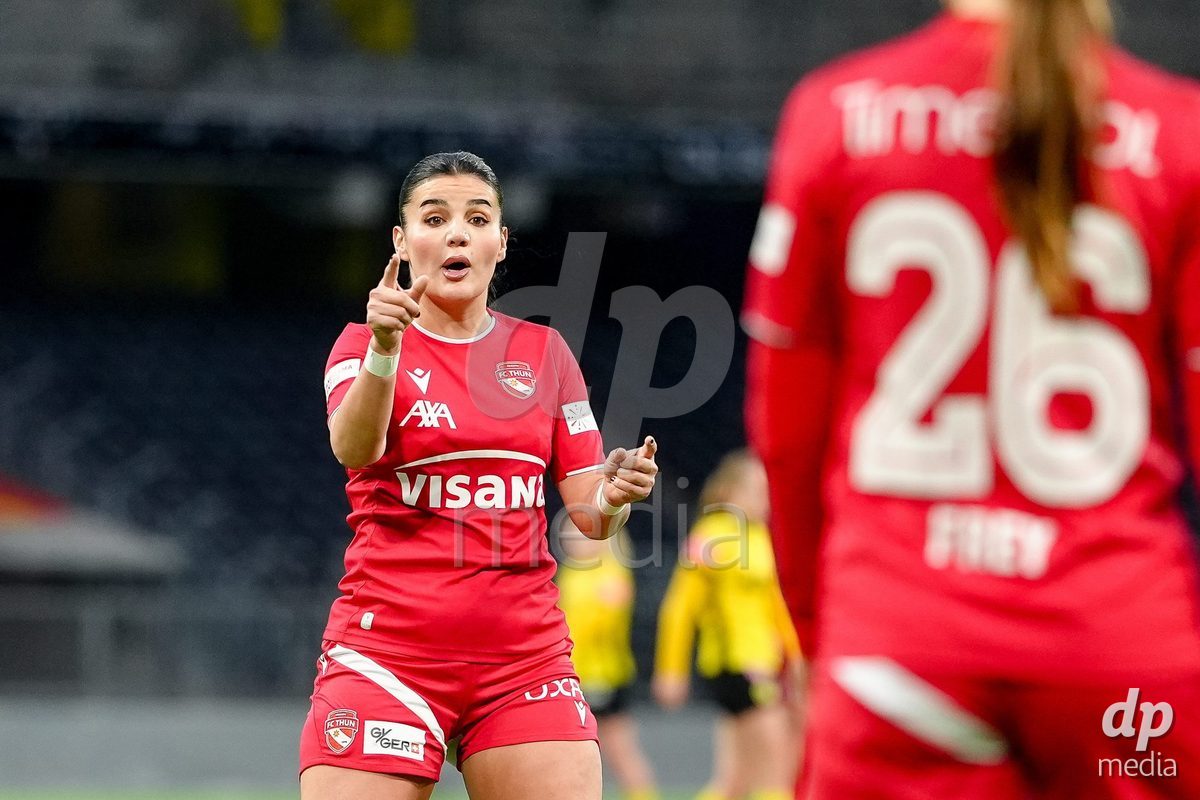 Schweiz: AXA Women's Super League 2025/26, BSC YB Frauen vs FC Thun - Stadion Wankdorf, Bern: Mimoza Hamidi (7 Thun) mit Anweisungen zu Celine Frey (26 Thun)