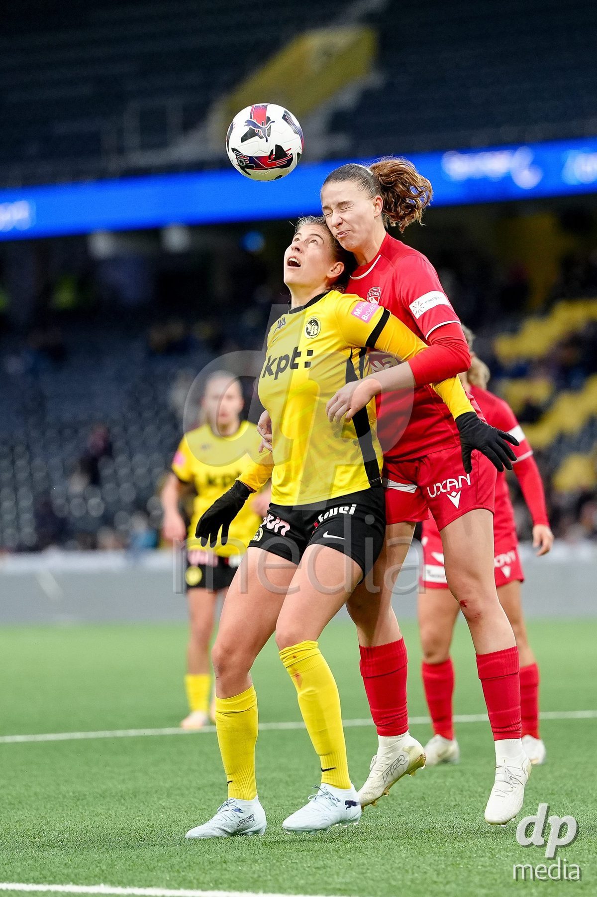 Schweiz: AXA Women's Super League 2025/26, BSC YB Frauen vs FC Thun - Stadion Wankdorf, Bern: Celine Frey (26 Thun) im Duell mit Maria Jimenez Gutierrez (4 YB Frauen)