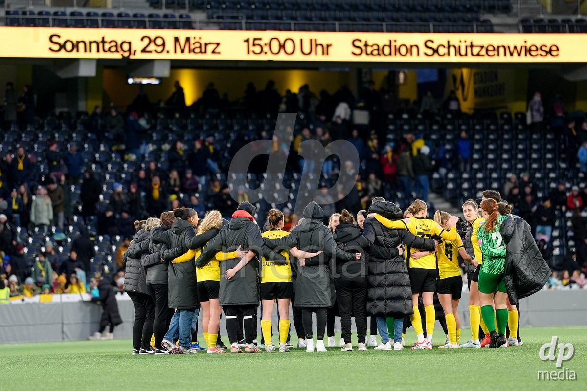 Schweiz: AXA Women's Super League 2025/26, BSC YB Frauen vs FC Thun - Stadion Wankdorf, Bern: Spielerinnen des BSC YB nach dem Spiel