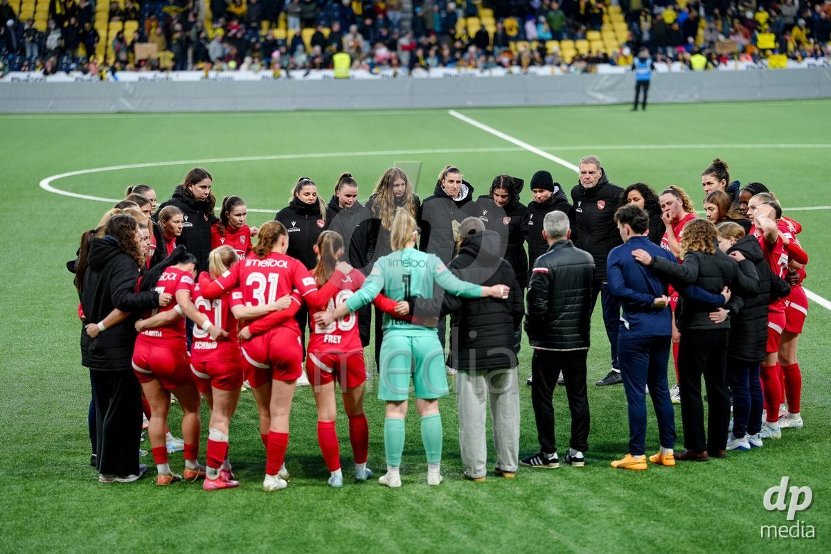 Schweiz: AXA Women's Super League 2025/26, BSC YB Frauen vs FC Thun - Stadion Wankdorf, Bern: Das Team der FC Thun Frauen nach der Niederlage gegen BSC YB Frauen