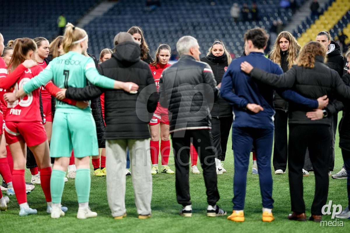 Schweiz: AXA Women's Super League 2025/26, BSC YB Frauen vs FC Thun - Stadion Wankdorf, Bern: Das Team der FC Thun Frauen nach der Niederlage gegen BSC YB Frauen