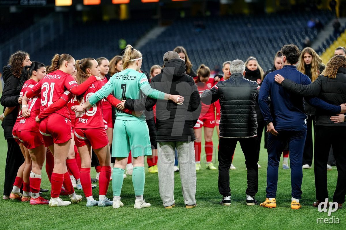 Schweiz: AXA Women's Super League 2025/26, BSC YB Frauen vs FC Thun - Stadion Wankdorf, Bern: Das Team der FC Thun Frauen nach der Niederlage gegen BSC YB Frauen