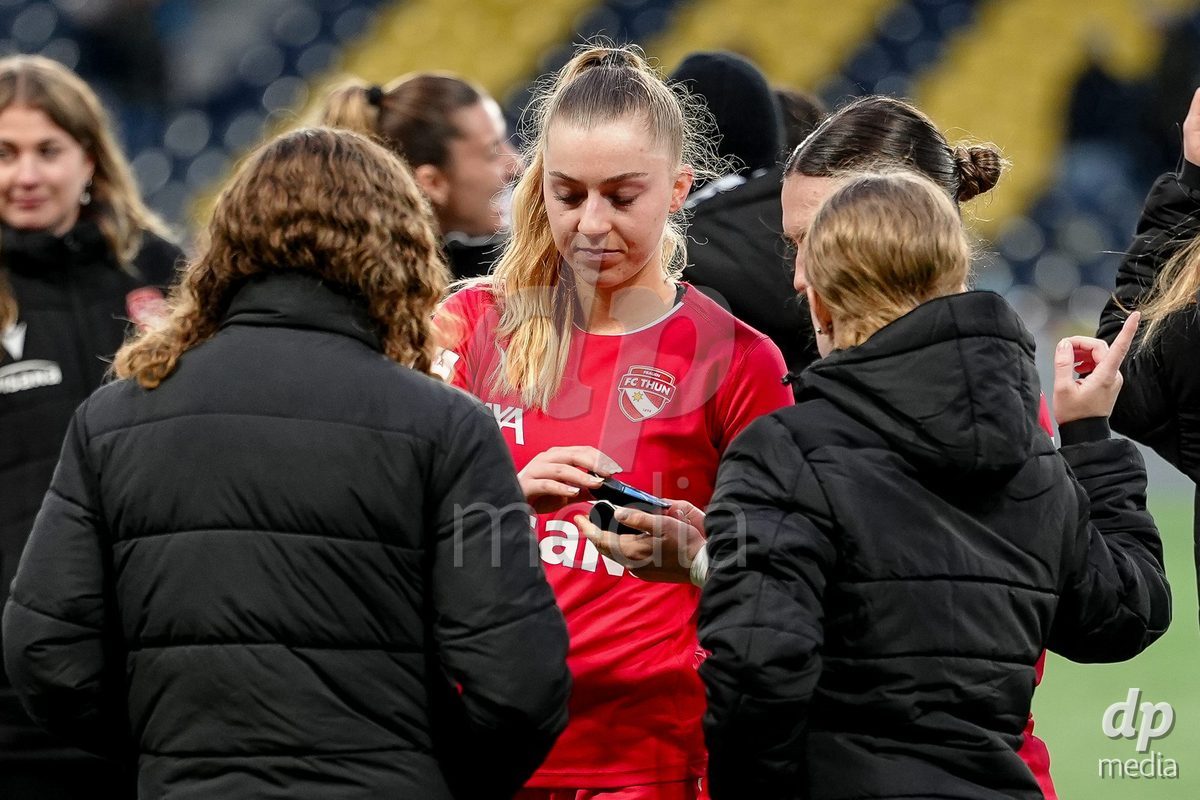 Schweiz: AXA Women's Super League 2025/26, BSC YB Frauen vs FC Thun - Stadion Wankdorf, Bern: Celine Schmid (34 Thun) mit Jael Jost (77 Thun) nach dem Spiel