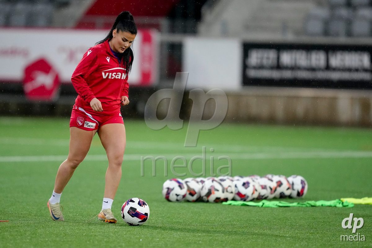 Schweiz: AXA Womens Super League 2025/26, FC Thun vs FC St.Gallen 1879 - Stockhorn Arena, Thun: Mimoza Hamidi (7 Thun) beim Warmup