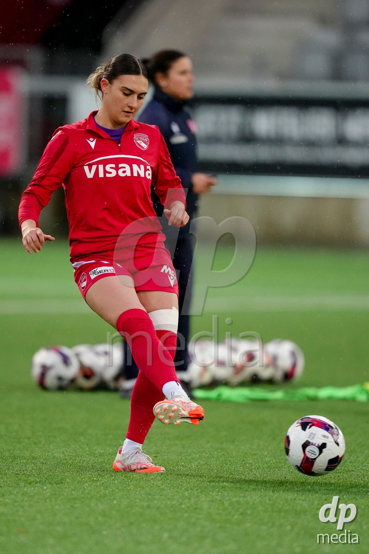 Schweiz: AXA Womens Super League 2025/26, FC Thun vs FC St.Gallen 1879 - Stockhorn Arena, Thun: Jael Jost (77 Thun) beim Warmup