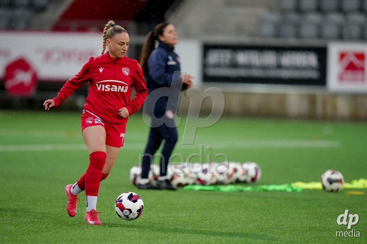 Schweiz: AXA Womens Super League 2025/26, FC Thun vs FC St.Gallen 1879 - Stockhorn Arena, Thun: Shenia Schmid (61 Thun) beim Warmup
