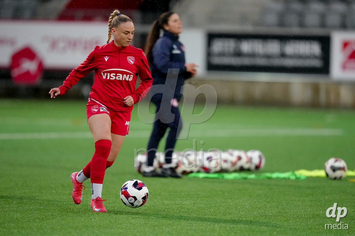 Schweiz: AXA Womens Super League 2025/26, FC Thun vs FC St.Gallen 1879 - Stockhorn Arena, Thun: Shenia Schmid (61 Thun) während des Warmup
