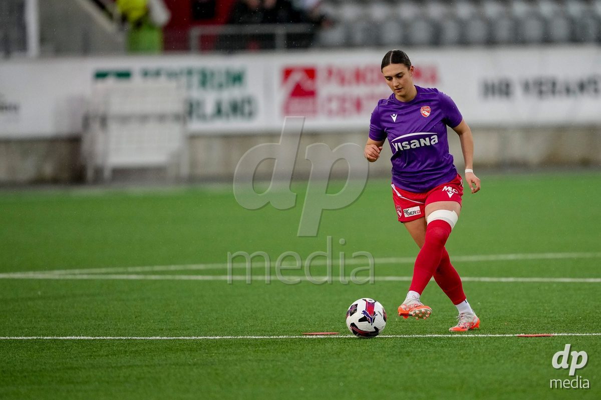 Schweiz: AXA Womens Super League 2025/26, FC Thun vs FC St.Gallen 1879 - Stockhorn Arena, Thun: Jael Jost (77 Thun) beim Warmup