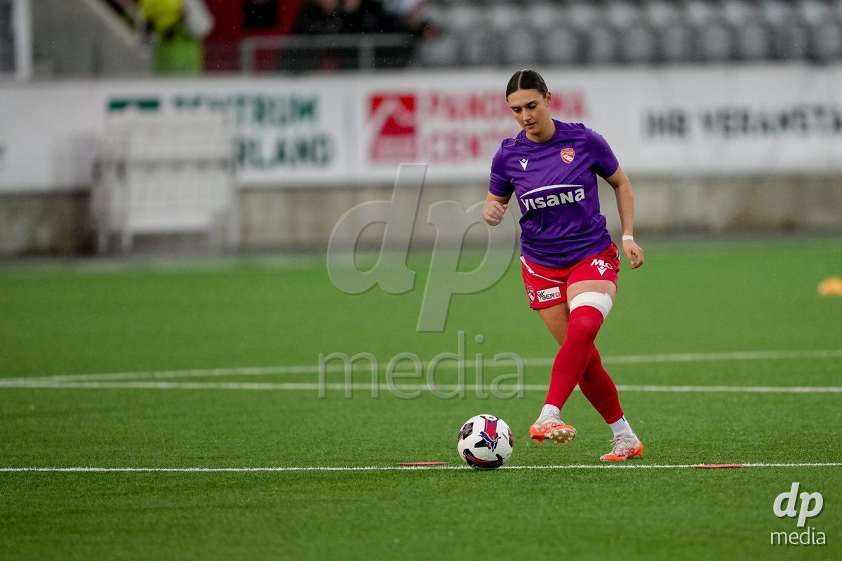 Schweiz: AXA Womens Super League 2025/26, FC Thun vs FC St.Gallen 1879 - Stockhorn Arena, Thun: Jael Jost (77 Thun) während des Warmup