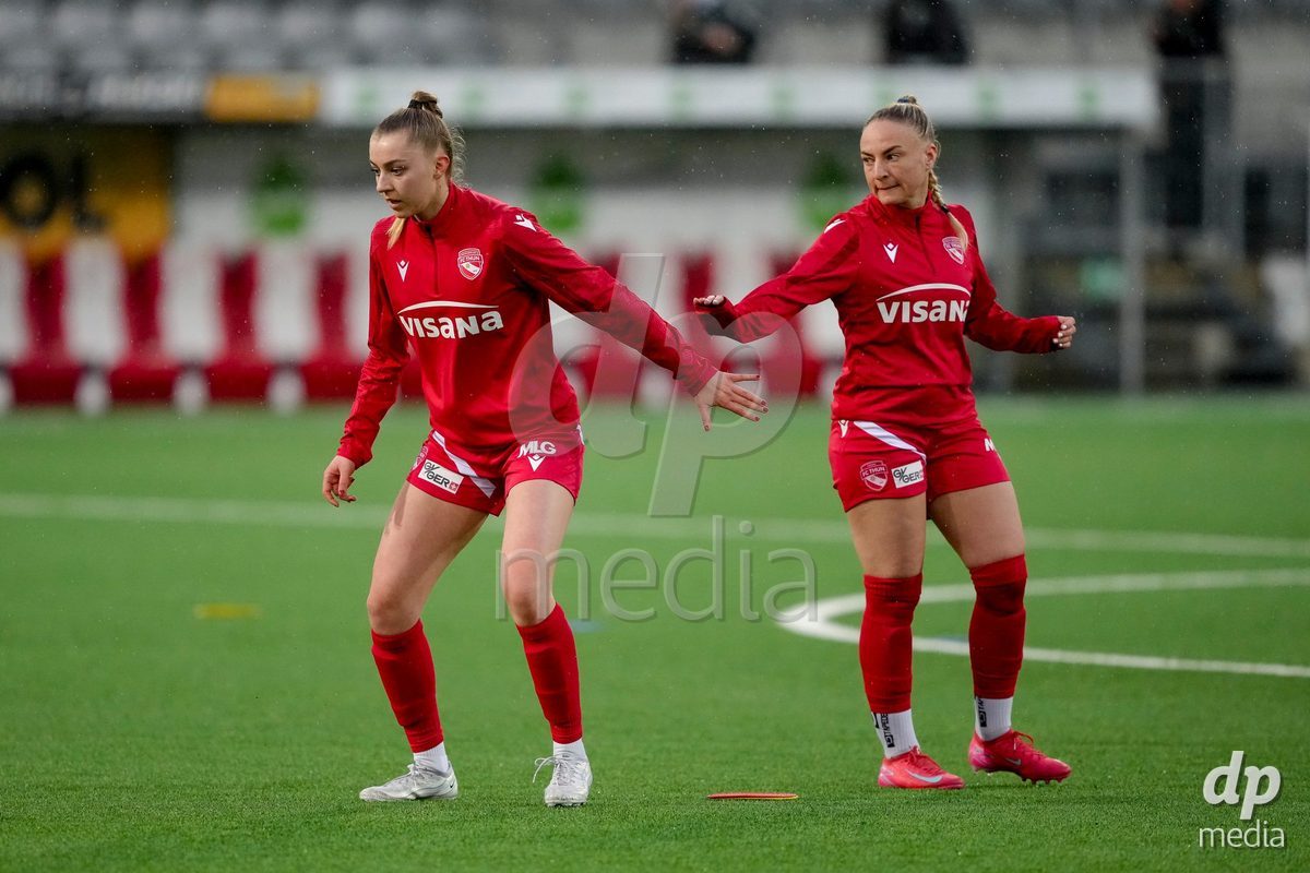 Schweiz: AXA Womens Super League 2025/26, FC Thun vs FC St.Gallen 1879 - Stockhorn Arena, Thun: Celine Schmid (34 Thun) und Shenia Schmid (61 Thun) während des Warmup