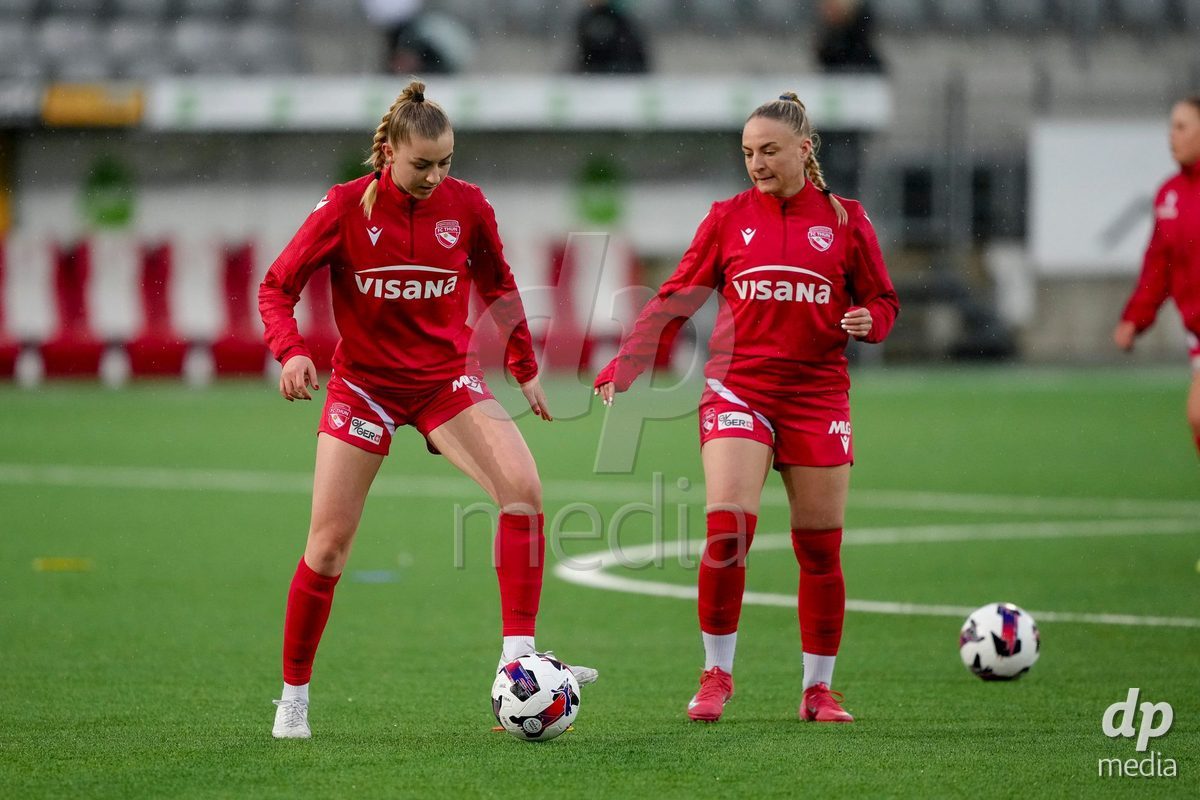 Schweiz: AXA Womens Super League 2025/26, FC Thun vs FC St.Gallen 1879 - Stockhorn Arena, Thun: Celine Schmid (34 Thun) und Shenia Schmid (61 Thun) während des Warmup