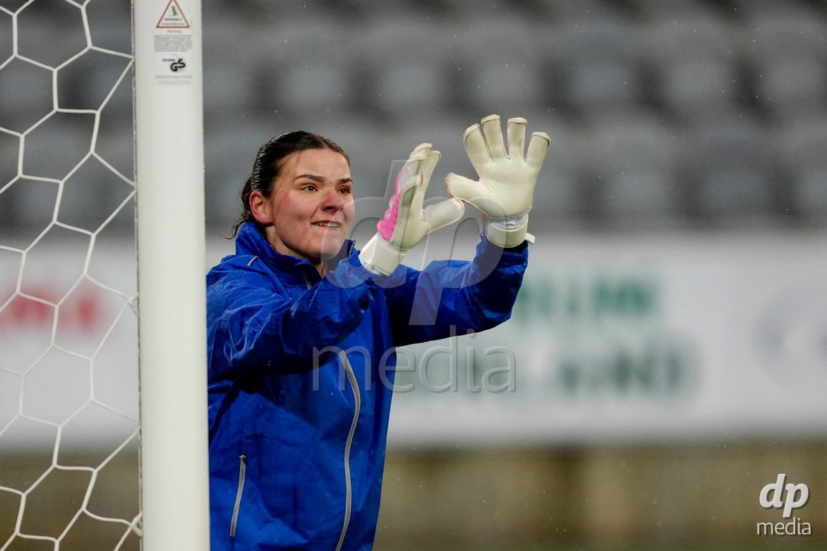 Schweiz: AXA Womens Super League 2025/26, FC Thun vs FC St.Gallen 1879 - Stockhorn Arena, Thun: Michelle Kohler (27 Thun) beim Warmup