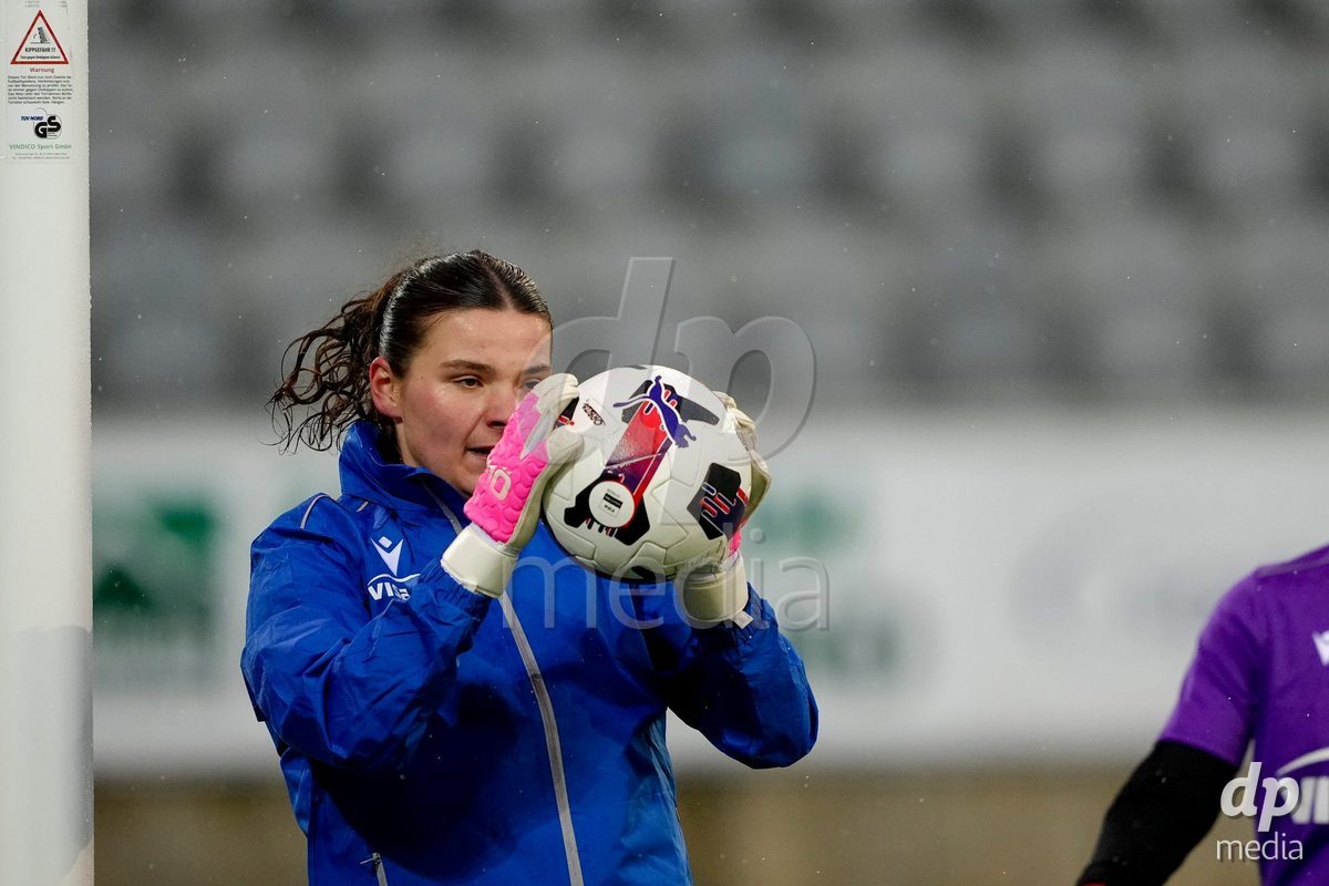 Schweiz: AXA Womens Super League 2025/26, FC Thun vs FC St.Gallen 1879 - Stockhorn Arena, Thun: Michelle Kohler (27 Thun) beim Warmup
