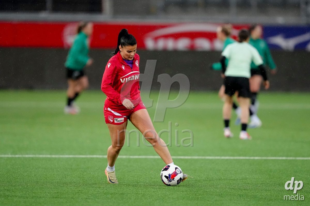 Schweiz: AXA Womens Super League 2025/26, FC Thun vs FC St.Gallen 1879 - Stockhorn Arena, Thun: Mimoza Hamidi (7 Thun) während des Warmup