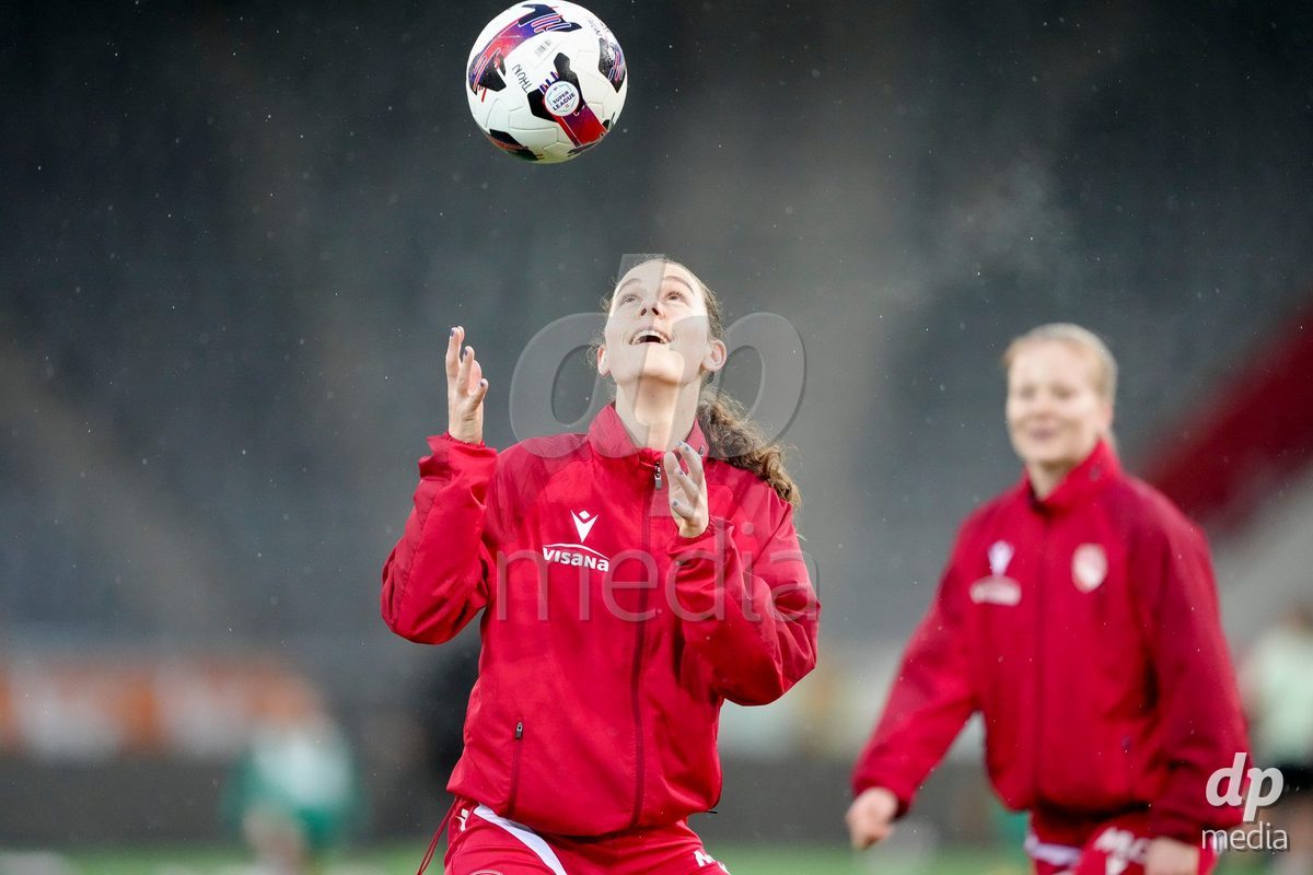 Schweiz: AXA Womens Super League 2025/26, FC Thun vs FC St.Gallen 1879 - Stockhorn Arena, Thun: Sophie Aeberhard (3 Thun) beim Warmup