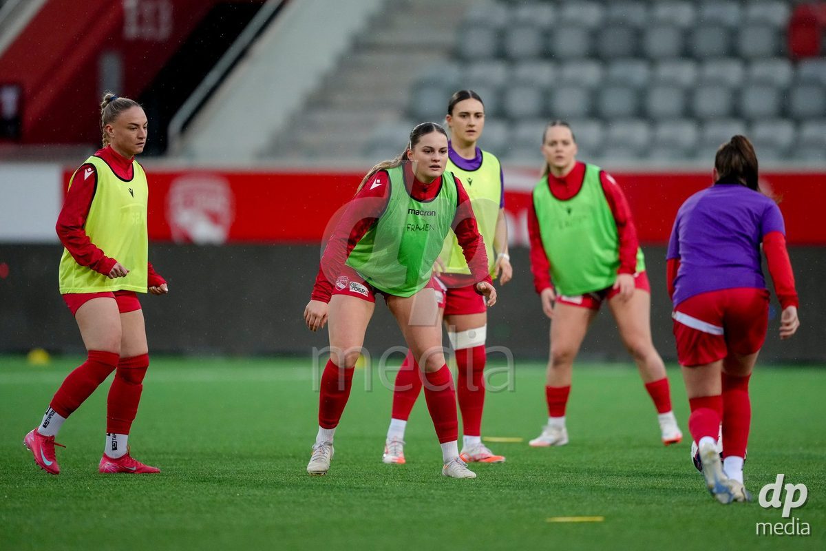 Schweiz: AXA Womens Super League 2025/26, FC Thun vs FC St.Gallen 1879 - Stockhorn Arena, Thun: Shenia Schmid (61 Thun), Rilana Ueltschi (29 Thun) und Jael Jost (77 Thun) beim Warmup