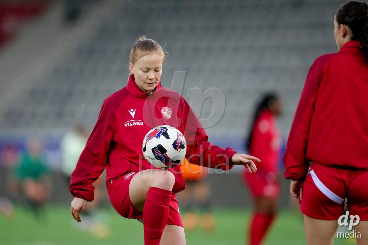 Schweiz: AXA Womens Super League 2025/26, FC Thun vs FC St.Gallen 1879 - Stockhorn Arena, Thun: Karen Martin (25 Thun) beim Warmup