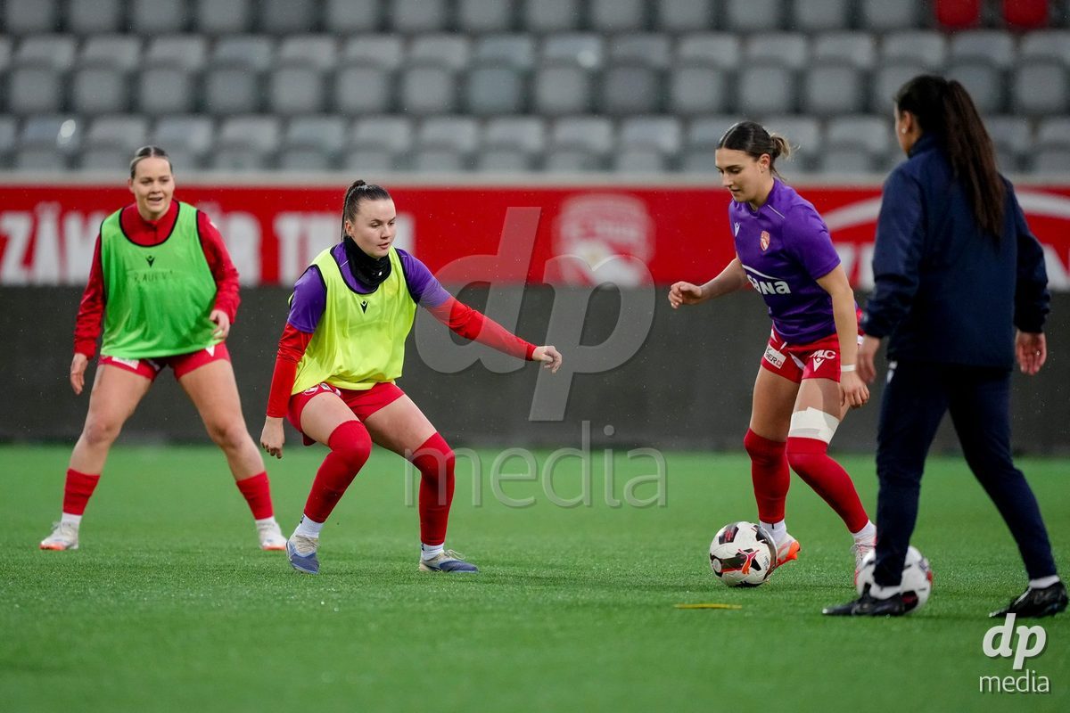Schweiz: AXA Womens Super League 2025/26, FC Thun vs FC St.Gallen 1879 - Stockhorn Arena, Thun: Jael Jost (77 Thun), Gianna Gerber (10 Thun) beim Warmup
