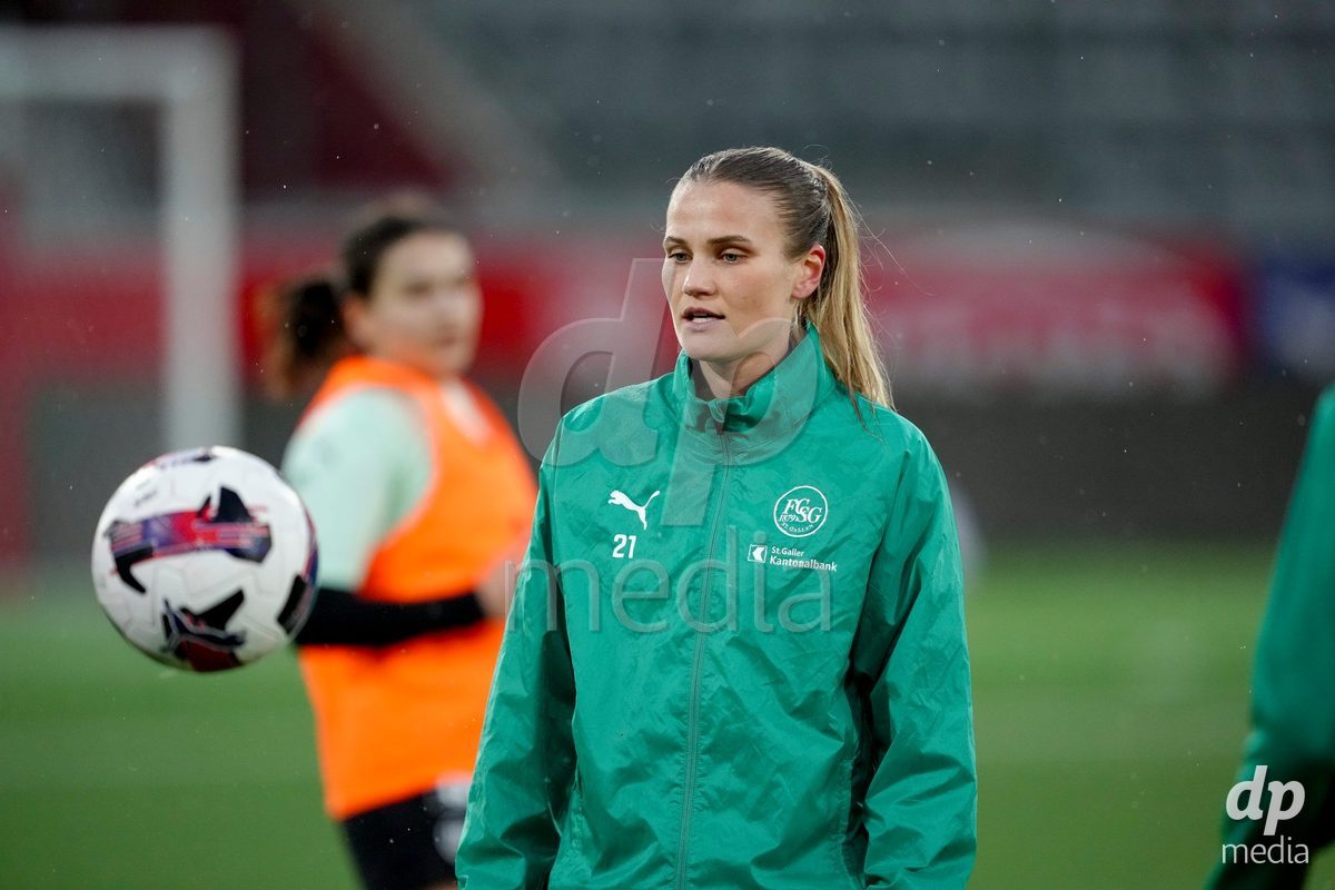 Schweiz: AXA Womens Super League 2025/26, FC Thun vs FC St.Gallen 1879 - Stockhorn Arena, Thun: Sina Cavelti (21 FC St.Gallen) beim Warmup