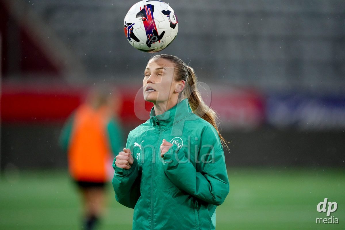 Schweiz: AXA Womens Super League 2025/26, FC Thun vs FC St.Gallen 1879 - Stockhorn Arena, Thun: Sina Cavelti (21 FC St.Gallen) beim Warmup