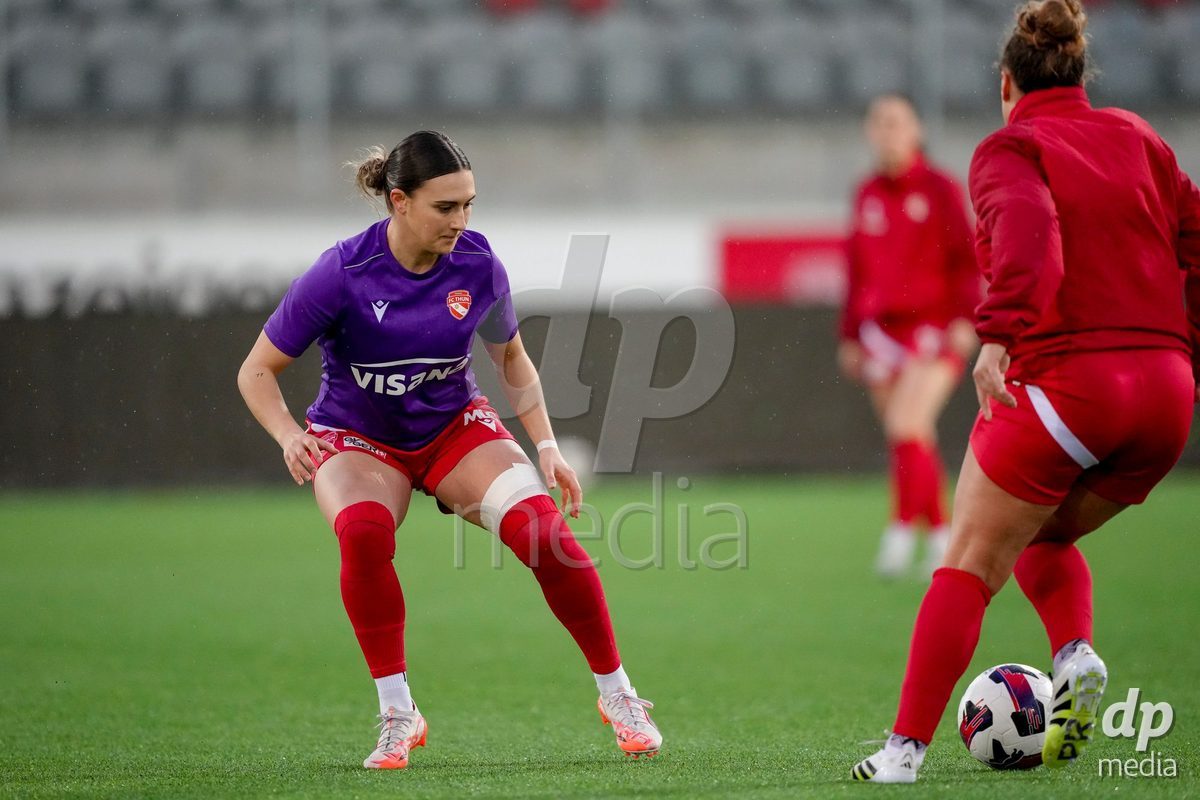 Schweiz: AXA Womens Super League 2025/26, FC Thun vs FC St.Gallen 1879 - Stockhorn Arena, Thun: Jael Jost (77 Thun) beim Warmup
