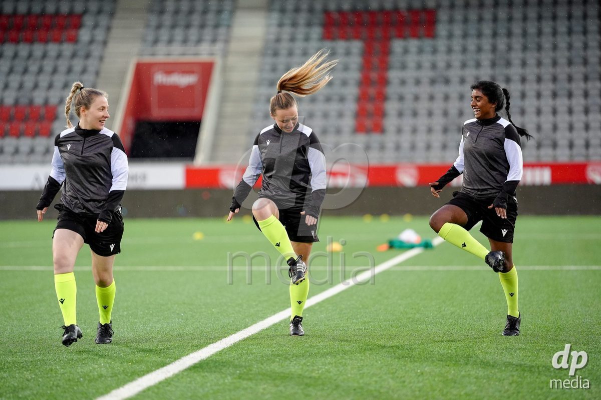 Schweiz: AXA Womens Super League 2025/26, FC Thun vs FC St.Gallen 1879 - Stockhorn Arena, Thun: Schiedsrichter Trio mit Vanessa MuÌhlheim, Tharmini Muralitharan und Jeanine Okle vor dem Spiel