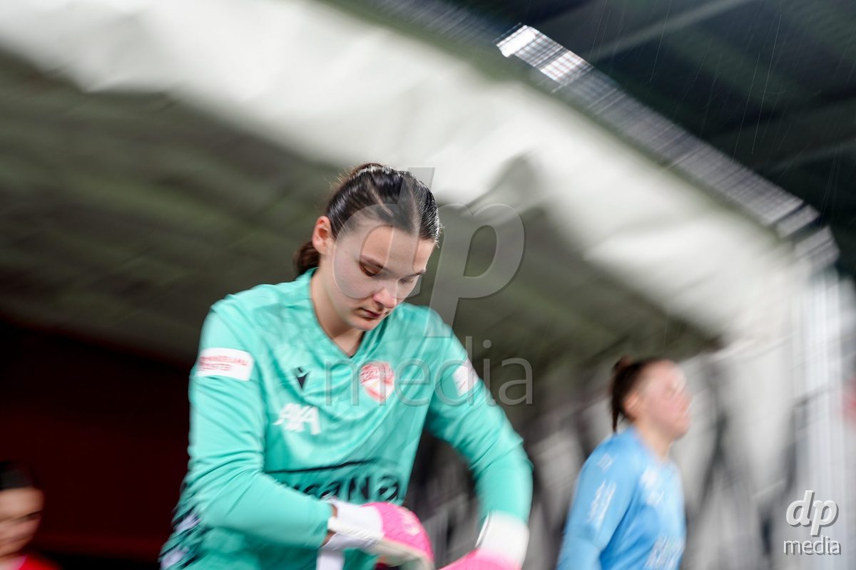 Schweiz: AXA Womens Super League 2025/26, FC Thun vs FC St.Gallen 1879 - Stockhorn Arena, Thun: Torhüterin Tamara Biedermann (16 Thun) beim Einlauf vor dem Spiel