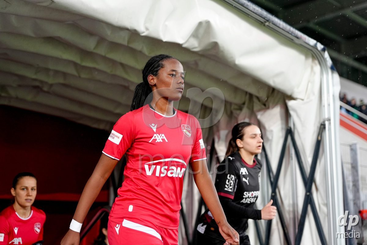 Schweiz: AXA Womens Super League 2025/26, FC Thun vs FC St.Gallen 1879 - Stockhorn Arena, Thun: Vanessa Wenger (20 Thun) beim Einlauf vor dem Spiel