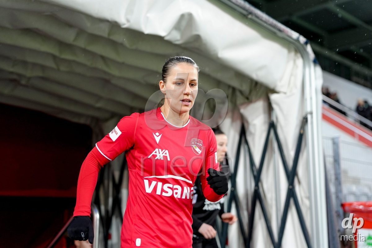 Schweiz: AXA Womens Super League 2025/26, FC Thun vs FC St.Gallen 1879 - Stockhorn Arena, Thun: Simona Rumyanova Stefanova (8 Thun) beim Einlauf vor dem Spiel