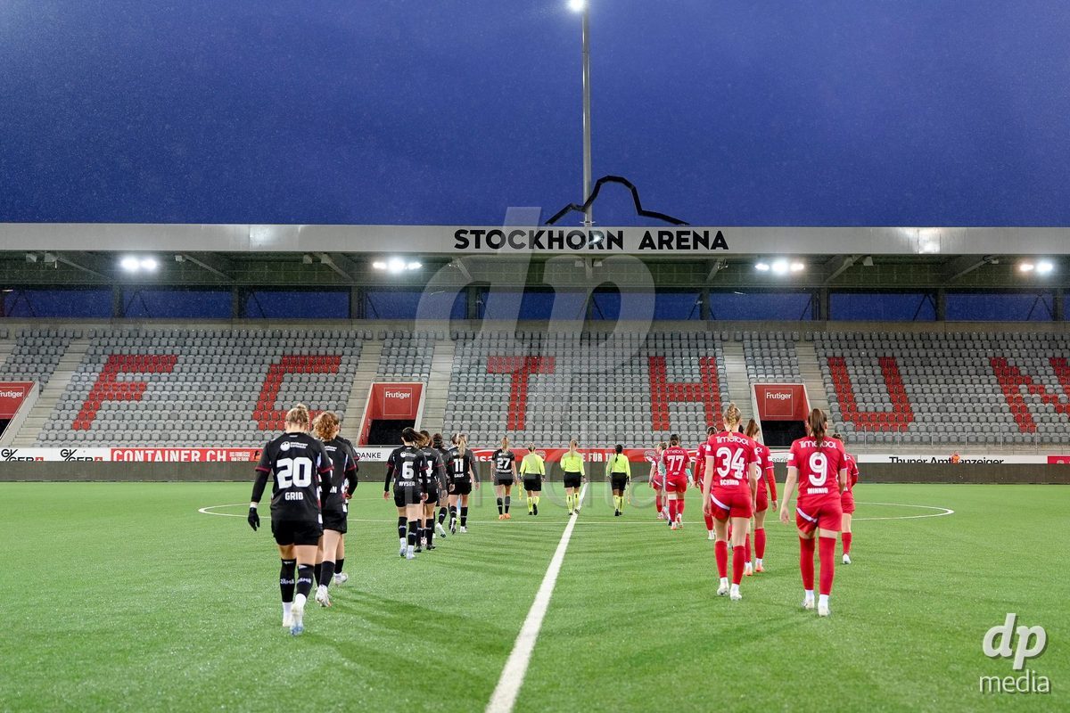 Schweiz: AXA Womens Super League 2025/26, FC Thun vs FC St.Gallen 1879 - Stockhorn Arena, Thun: beide Mannschaften beim Einlauf vor dem Spiel in die Stockhorn Arena