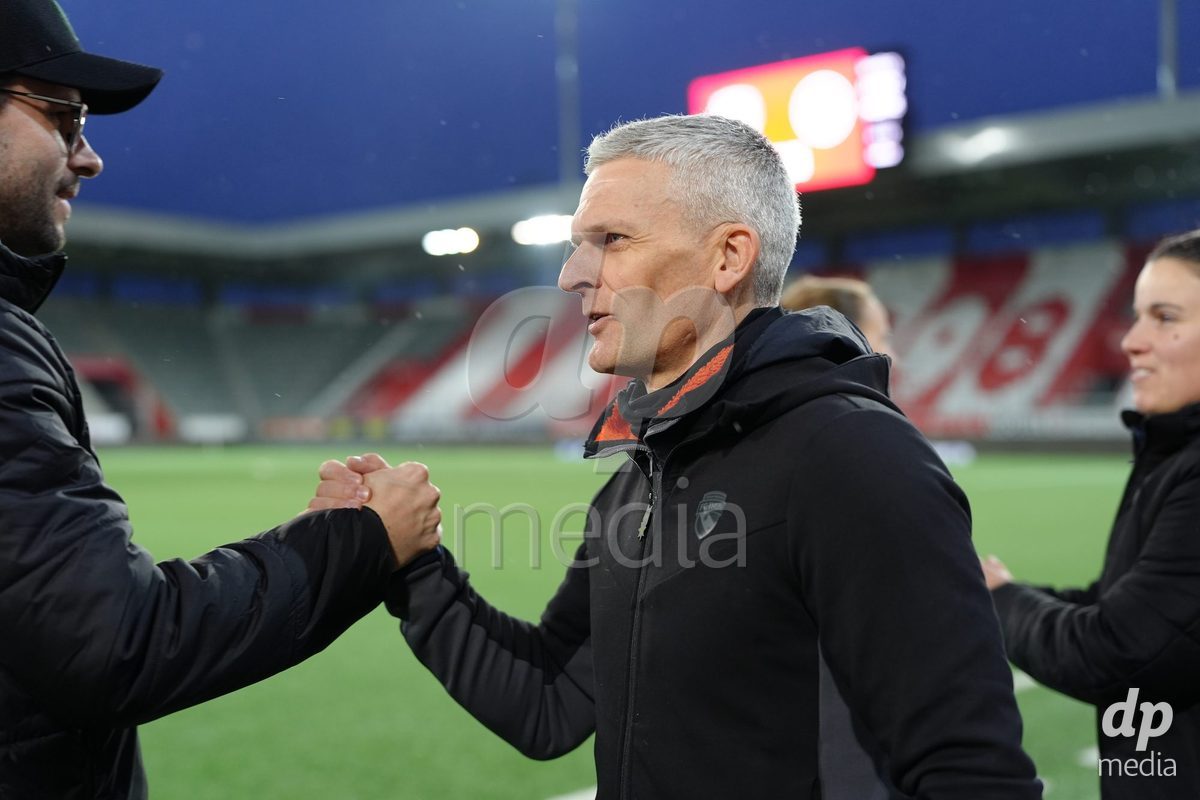 Schweiz: AXA Womens Super League 2025/26, FC Thun vs FC St.Gallen 1879 - Stockhorn Arena, Thun: Emil Inauen Trainer der FC Thun Frauen vor dem Spiel