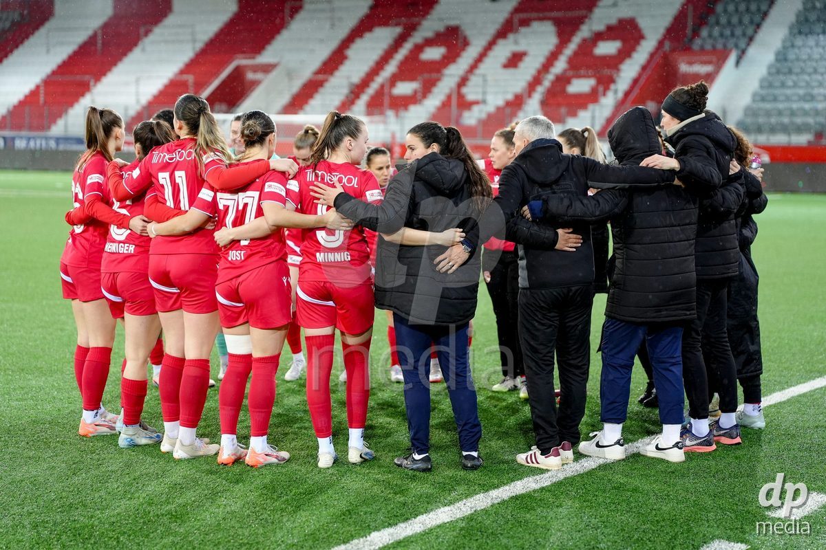 Schweiz: AXA Womens Super League 2025/26, FC Thun vs FC St.Gallen 1879 - Stockhorn Arena, Thun: Spielerinnen von FC Thun vor dem Spiel