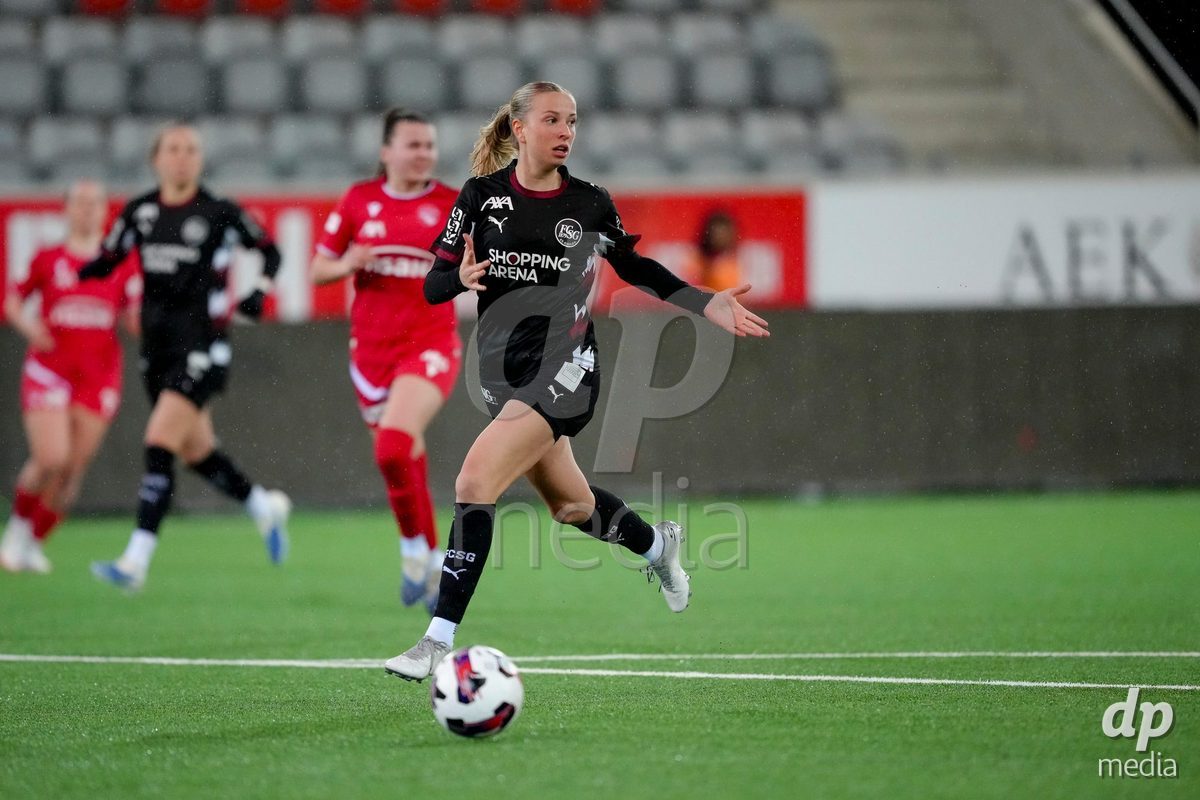 Schweiz: AXA Womens Super League 2025/26, FC Thun vs FC St.Gallen 1879 - Stockhorn Arena, Thun: Franziska Gaus (11 FC St.Gallen) in Aktion