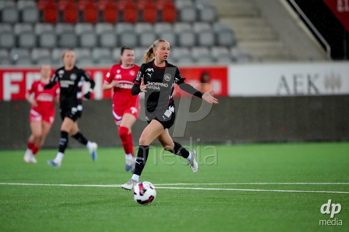 Schweiz: AXA Womens Super League 2025/26, FC Thun vs FC St.Gallen 1879 - Stockhorn Arena, Thun: Franziska Gaus (11 FC St.Gallen) in Aktion