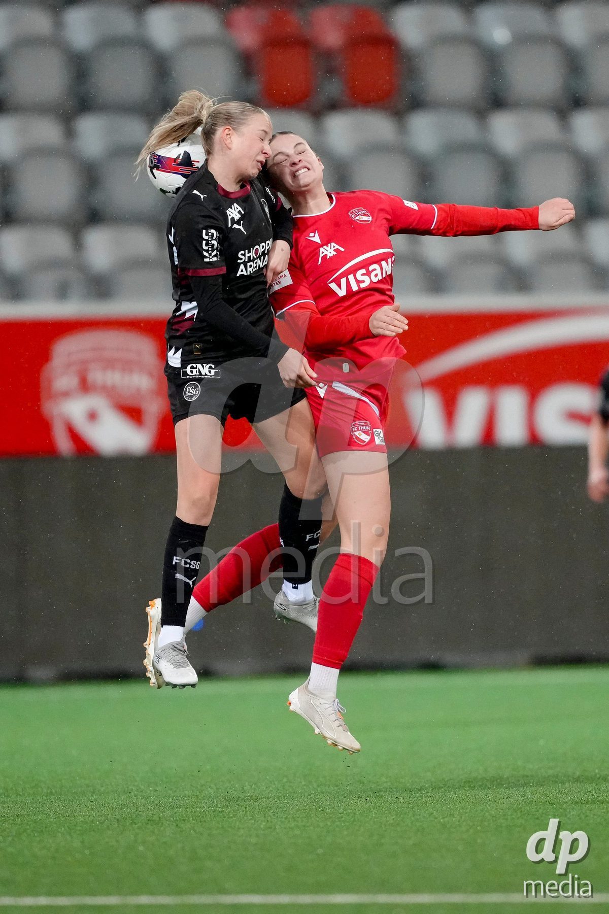 Schweiz: AXA Womens Super League 2025/26, FC Thun vs FC St.Gallen 1879 - Stockhorn Arena, Thun: Tabea Griss (20 FC St.Gallen) in einem Kopfball Duell mit Selina Ueltschi (11 Thun)