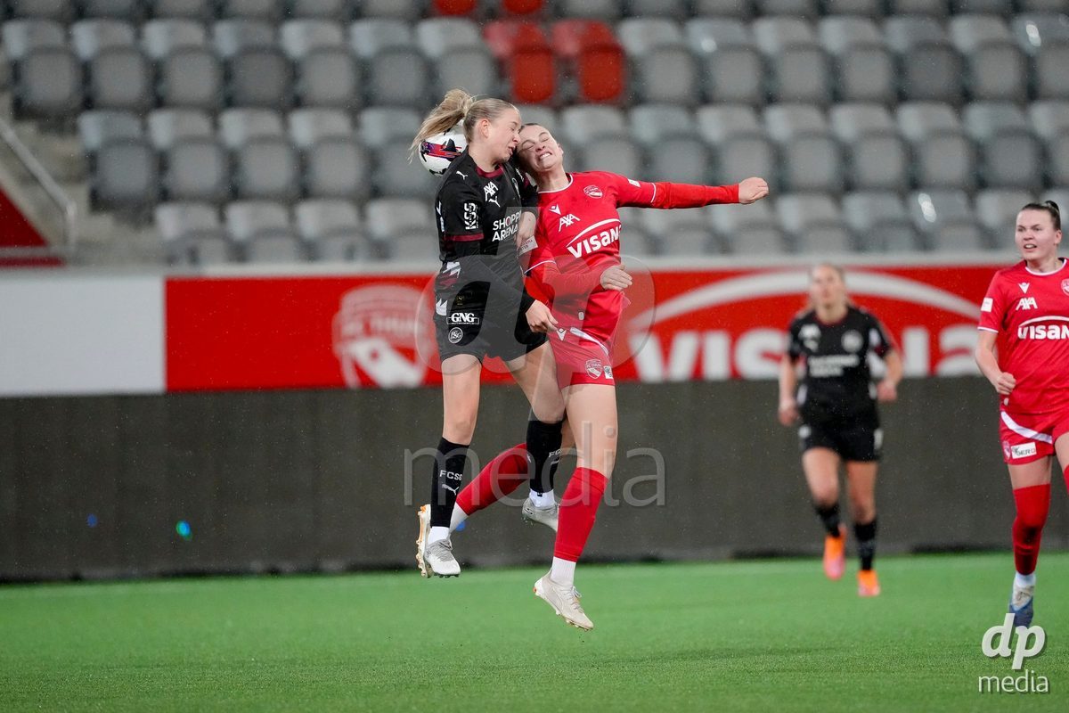 Schweiz: AXA Womens Super League 2025/26, FC Thun vs FC St.Gallen 1879 - Stockhorn Arena, Thun: Tabea Griss (20 FC St.Gallen) in einem Kopfball Duell mit Selina Ueltschi (11 Thun)