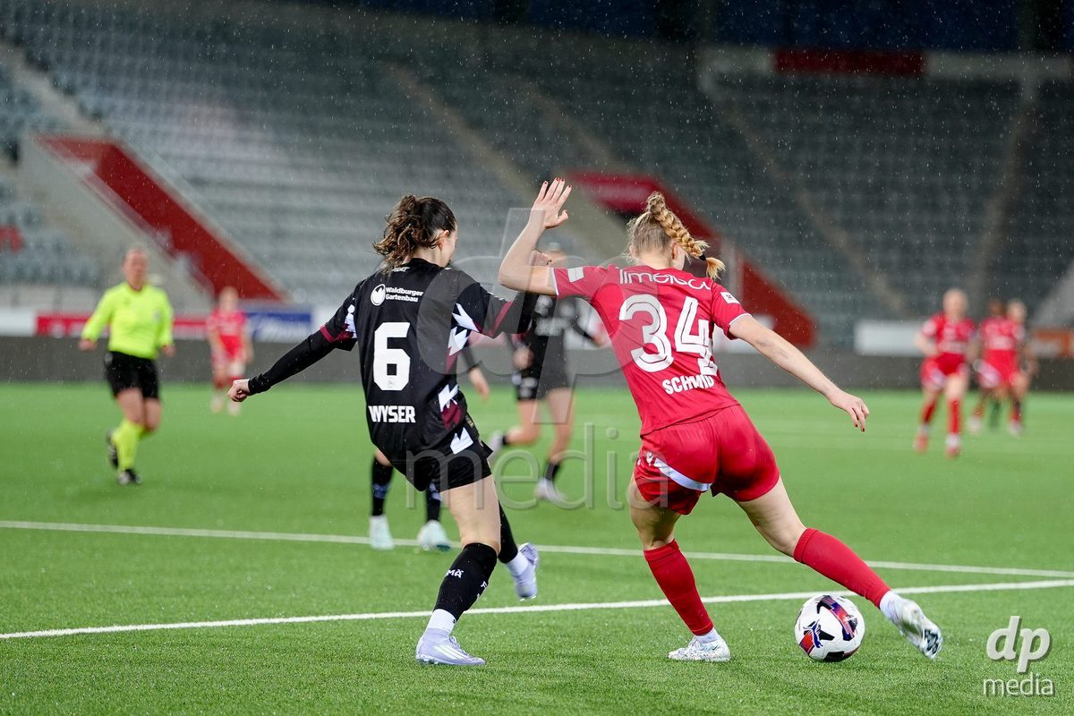 Schweiz: AXA Womens Super League 2025/26, FC Thun vs FC St.Gallen 1879 - Stockhorn Arena, Thun: Celine Schmid (34 Thun) im Duell mit Chantal Wyser (6 FC St.Gallen)