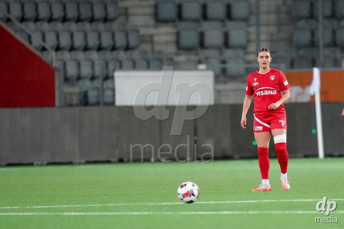 Schweiz: AXA Womens Super League 2025/26, FC Thun vs FC St.Gallen 1879 - Stockhorn Arena, Thun: Jael Jost (77 Thun) in Aktion