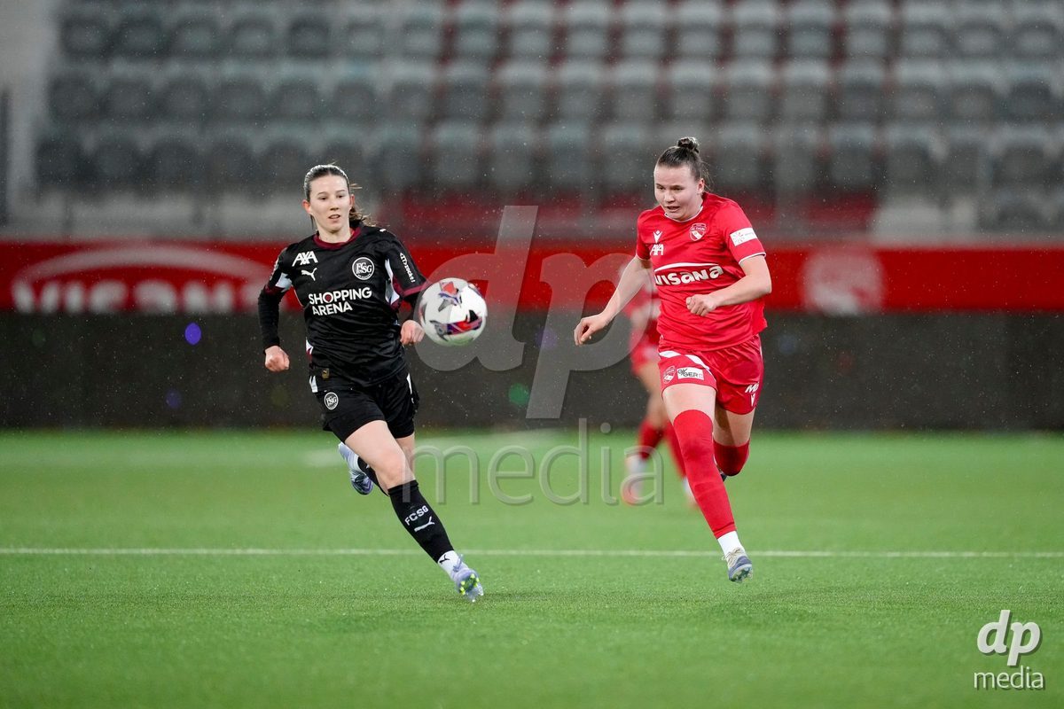 Schweiz: AXA Womens Super League 2025/26, FC Thun vs FC St.Gallen 1879 - Stockhorn Arena, Thun: Chantal Wyser (6 FC St.Gallen) im Duell mit  Janine Minnig (9 Thun)