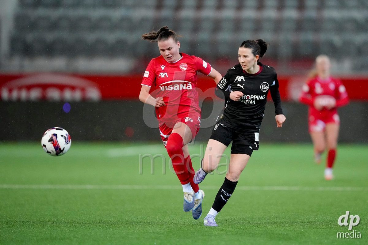 Schweiz: AXA Womens Super League 2025/26, FC Thun vs FC St.Gallen 1879 - Stockhorn Arena, Thun: Chantal Wyser (6 FC St.Gallen) im Duell mit  Janine Minnig (9 Thun)