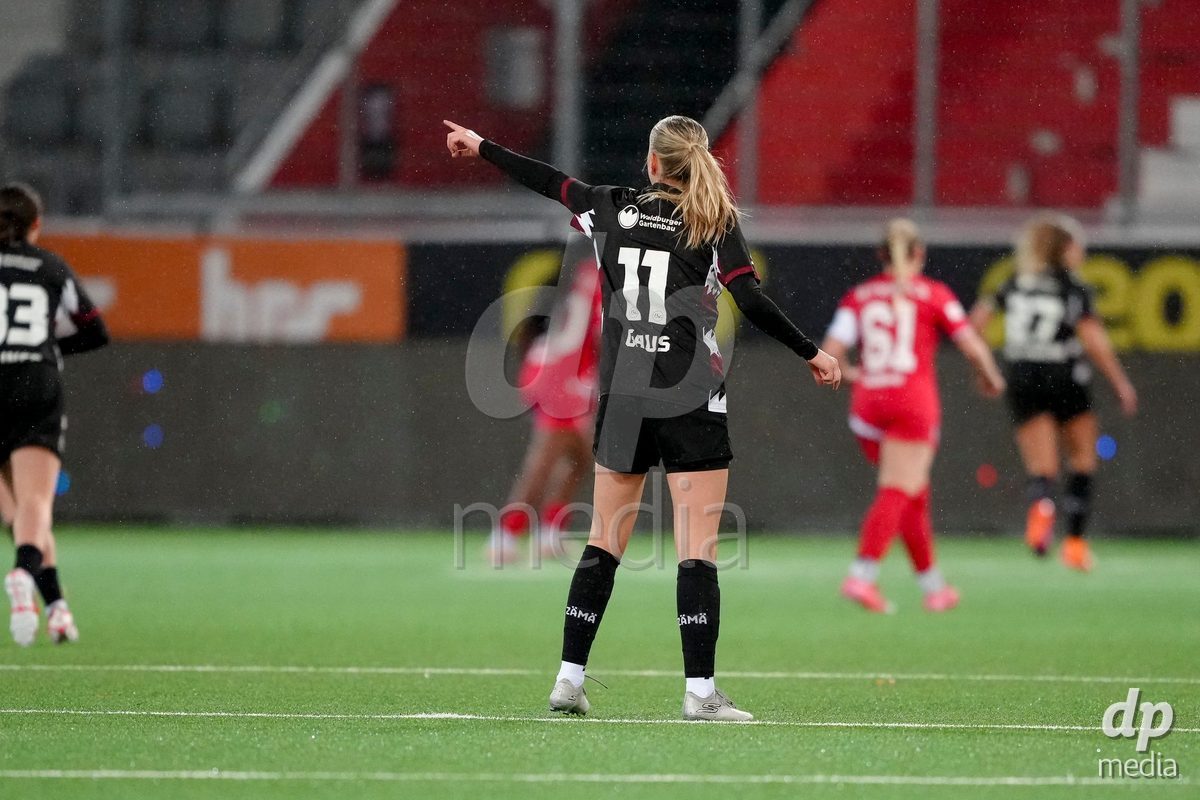 Schweiz: AXA Womens Super League 2025/26, FC Thun vs FC St.Gallen 1879 - Stockhorn Arena, Thun: Franziska Gaus (11 FC St.Gallen) mit Anweisungen an ihre Mitspielerinnen