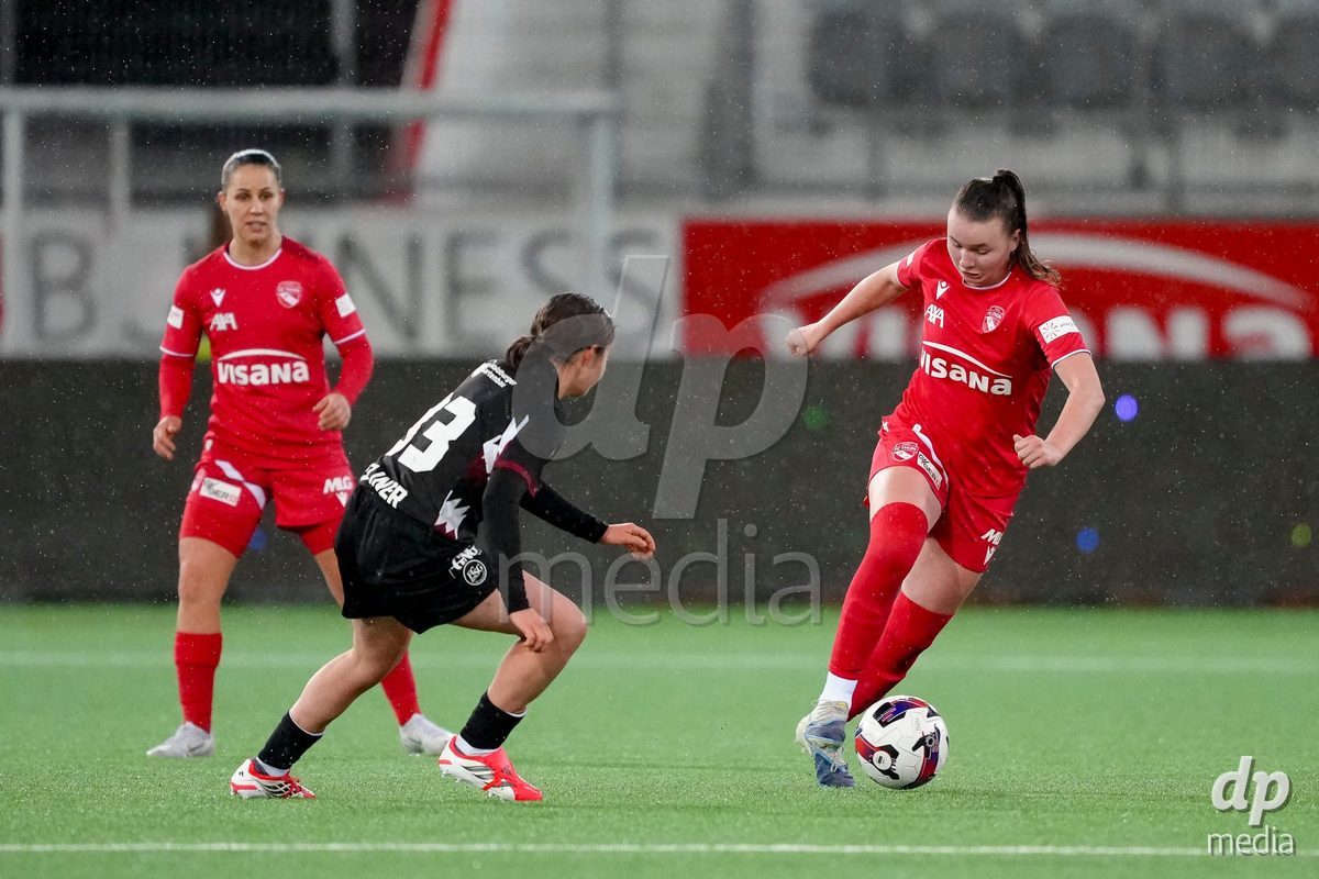 Schweiz: AXA Womens Super League 2025/26, FC Thun vs FC St.Gallen 1879 - Stockhorn Arena, Thun: Janine Minnig (9 Thun) im Duell mit Anika Seliner (33 FC St.Gallen)