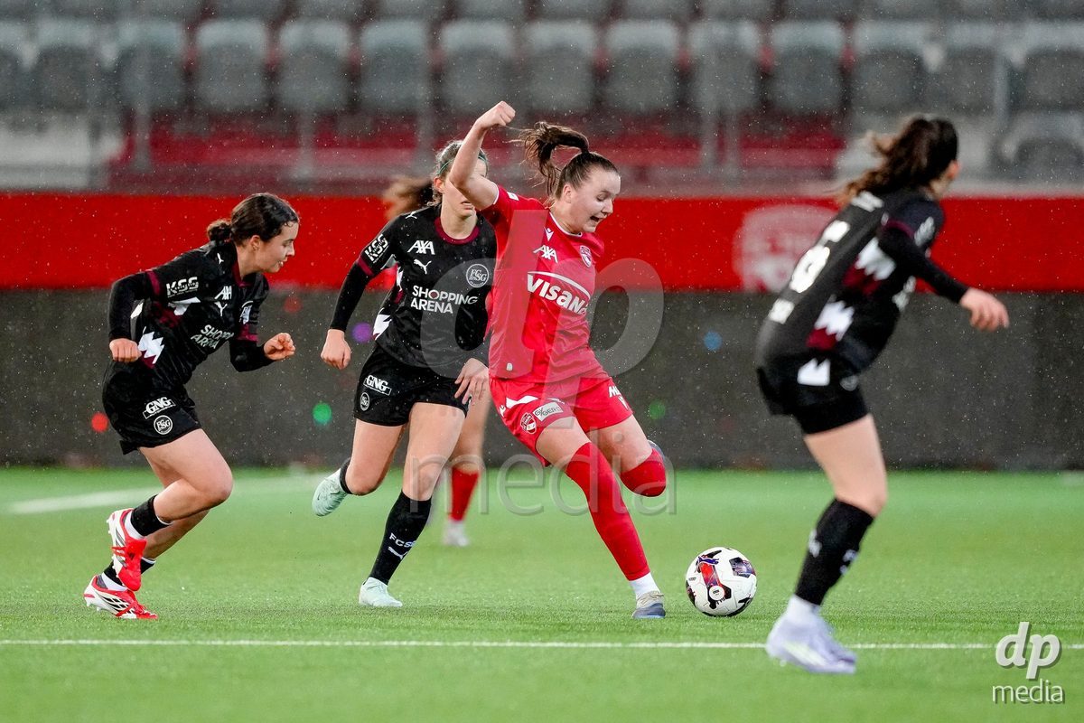 Schweiz: AXA Womens Super League 2025/26, FC Thun vs FC St.Gallen 1879 - Stockhorn Arena, Thun: Alisha Heiniger (6 Thun) in Aktion