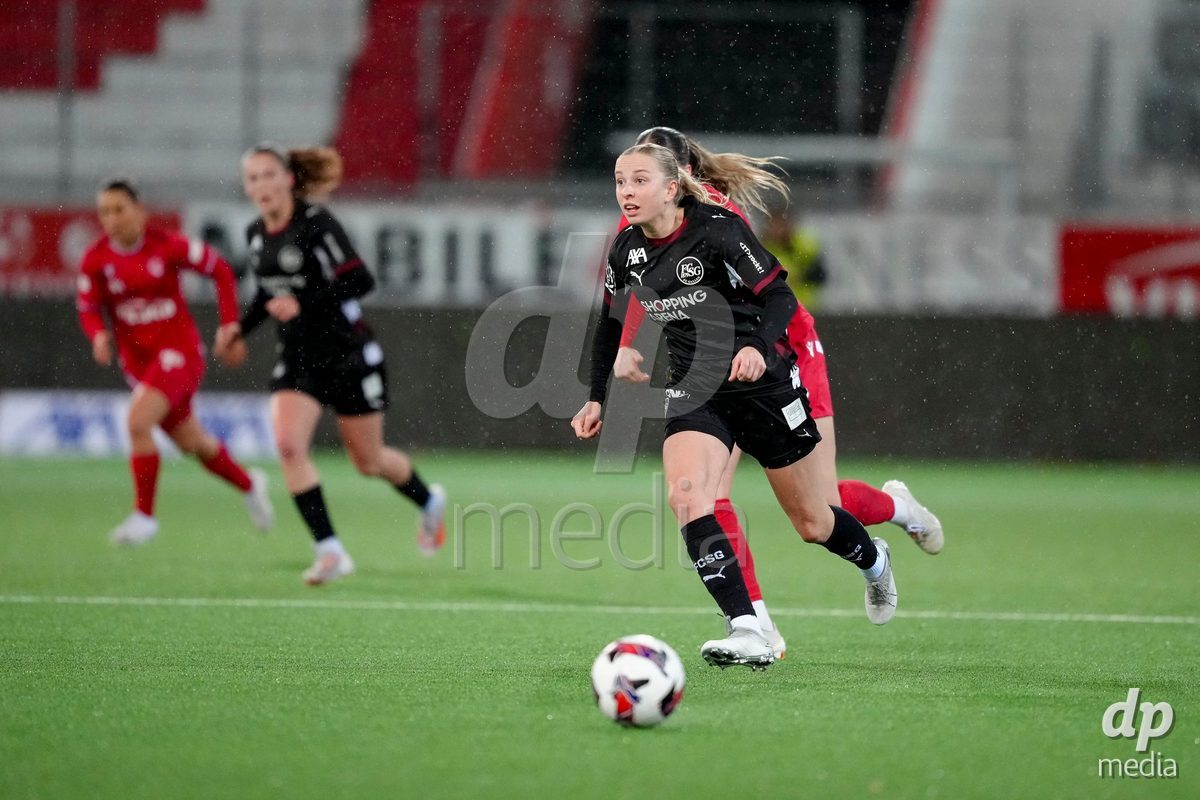 Schweiz: AXA Womens Super League 2025/26, FC Thun vs FC St.Gallen 1879 - Stockhorn Arena, Thun: Franziska Gaus (11 FC St.Gallen) in Aktion