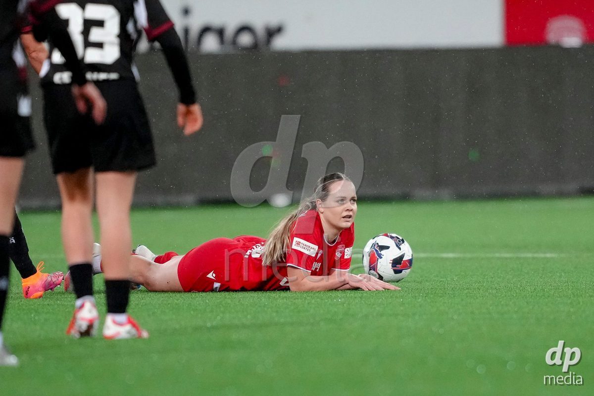 Schweiz: AXA Womens Super League 2025/26, FC Thun vs FC St.Gallen 1879 - Stockhorn Arena, Thun: Rilana Ueltschi (29 Thun) nach einem Foul auf dem Boden