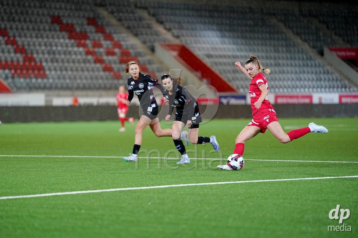 Schweiz: AXA Womens Super League 2025/26, FC Thun vs FC St.Gallen 1879 - Stockhorn Arena, Thun: Celine Schmid (34 Thun) in Aktion